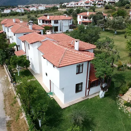 3+1 Spacious House In A Condominium With A Large Green Area Daire