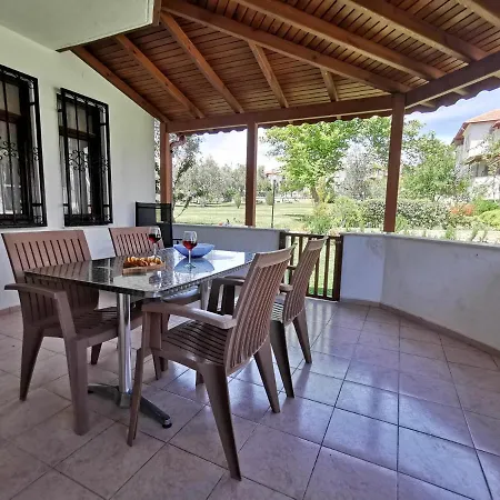 3+1 Spacious House In A Condominium With A Large Green Area Daire